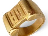 une image représentant une bague en or sur laquelle figure un chiffre romain