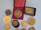 beaucoup de pièces d'or et d'argent posées sur une table