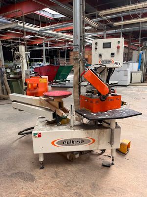 une machine orange et blanche garée à l'intérieur d'un bâtiment