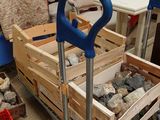 une charrette remplie de pierres