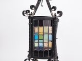 lanterne suspendue en fer forgé avec des panneaux de verre multicolores