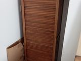 un grand meuble en bois surmonté d'un miroir