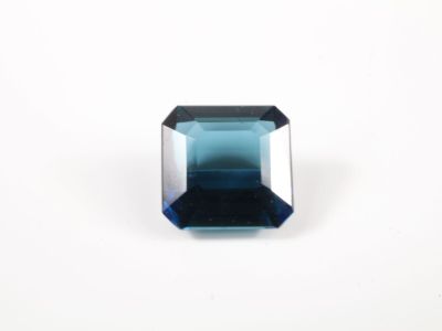 gros plan d'un saphir bleu sur une surface blanche