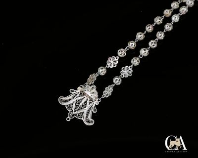 un gros plan d'un collier orné d'un motif floral sur fond noir