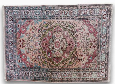 un gros plan sur un tapis orné d'un motif floral