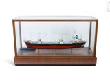 une maquette de bateau dans une vitrine