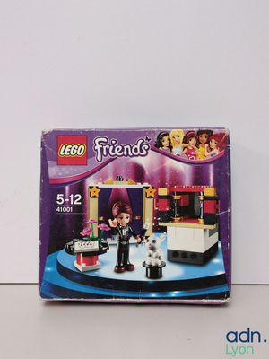 une boîte de sets Lego Friends posée sur une table
