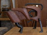 une sculpture représentant un cheval, réalisée en cuir, posée sur une table