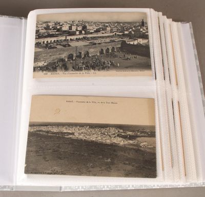 une vieille photo d'un livre avec une image d'une ville en arrière-plan