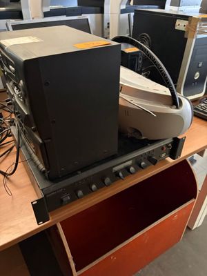 un bureau sur lequel se trouvent tout un tas de matériel informatique