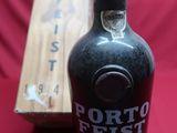 une bouteille d'alcool posée sur une table à côté d'une caisse en bois