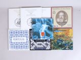 de nombreux livres posés sur une table blanche, avec des images dessus