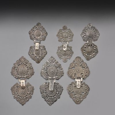 six pièces en métal argenté ornées de motifs complexes