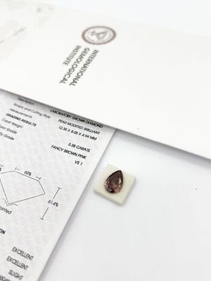 Diamant de synthèse taille poire de 3,38 carats. Accompagné d'un certi