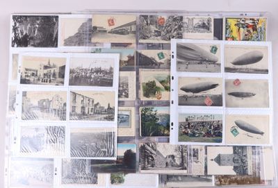 il y a beaucoup de vieilles photos accrochées au mur de cette pièce