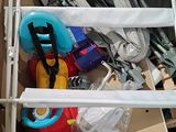 une boîte remplie de jouets et d'autres objets