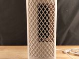un purificateur d'air blanc posé sur une table en bois