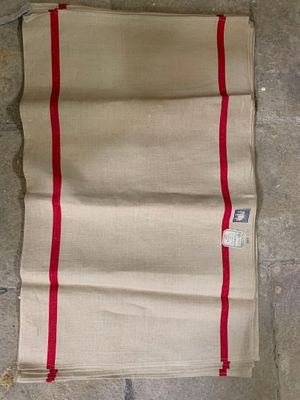 un sac de sable posé par terre à côté d'une paire de ciseaux