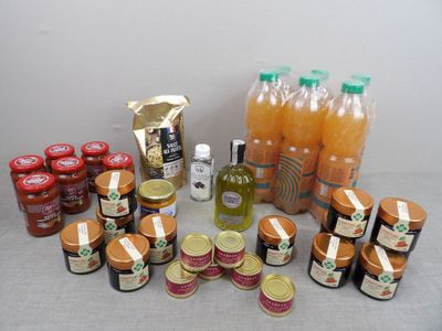 de nombreux types de jus et de condiments disposés sur une table
