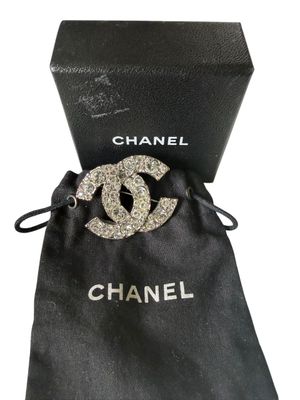 Broche CHANEL CC, fantaisie en métal argenté et strass