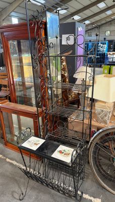 un vélo garé à côté d'une vitrine