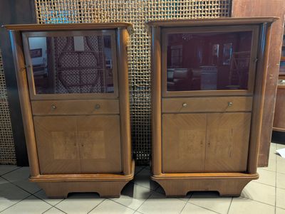 une paire de meubles en bois avec des portes vitrées de chaque côté