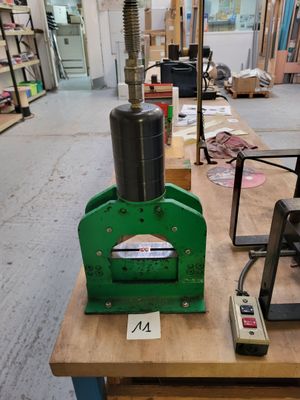 a machine that is sitting on a table in a room