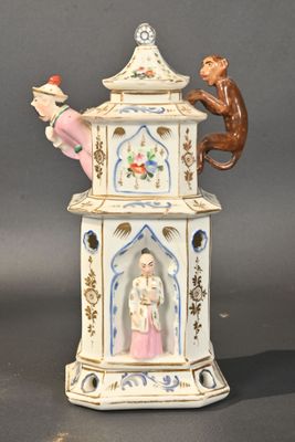 une figurine représentant une femme et un singe dans une tour