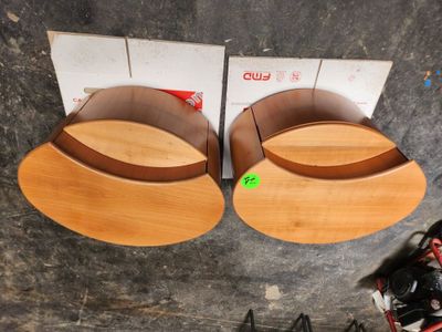 deux skateboards posés par terre