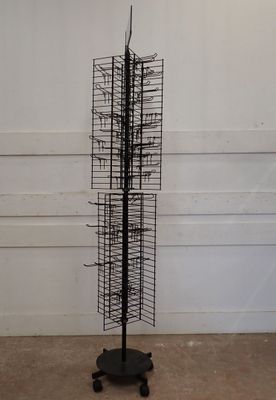 une photo d'une grille métallique noire sur laquelle est posé un tas de fils métalliques
