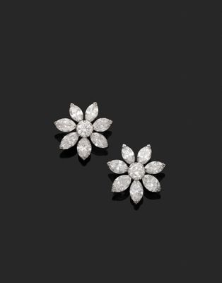 une paire de boucles d'oreilles en diamant, signées Van Cleef