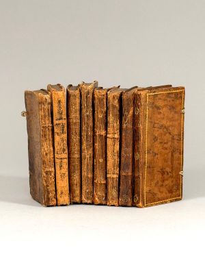 de nombreux vieux livres empilés les uns sur les autres
