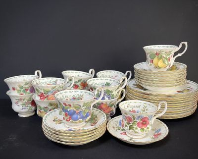 beaucoup de tasses et de soucoupes empilées les unes sur les autres