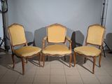 trois chaises avec un revêtement jaune, un revêtement jaune, un revêtement jaune, un revêtement jaune, un revêtement jaune, un revêtement jaune, un revêtement jaune, un revêtement jaune
