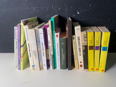 un grand nombre de livres posés sur une table