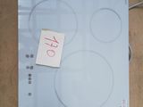 une photo d'une plaque de cuisson en verre sur laquelle est épinglée une note