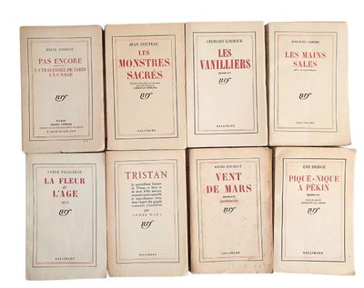 six livres sont empilés sur une surface blanche
