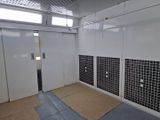 une image représentant une grande pièce avec de nombreuses portes