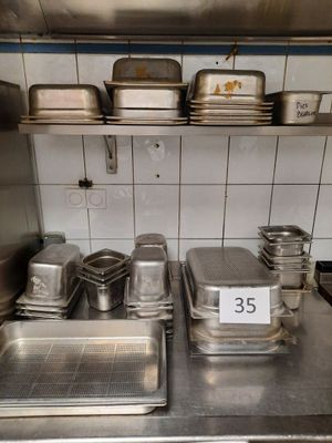 de nombreuses casseroles et poêles sur le comptoir de la cuisine