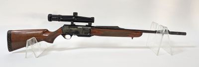 un gros plan d'un fusil équipé d'une lunette de visée sur fond blanc