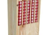 une photo d'un meuble en bois muni d'une pochette en tissu à carreaux rouges et blancs