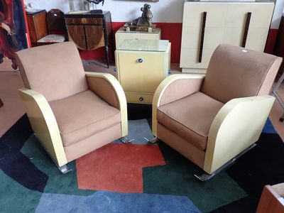Paire de fauteuils, circa 1940, Art-Déco gainés de parchemin…