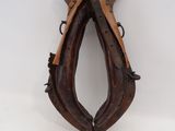 une paire de chaussures en cuir ornées de clous