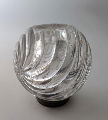 un gros plan d'un objet en verre posé sur une table