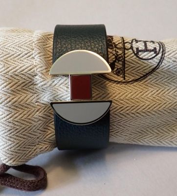 Hermès - Paris : bracelet en cuir et métal "Tad manchette", …
