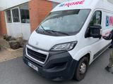 un homme debout devant une camionnette sur laquelle est apposée une pancarte