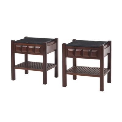 une paire de tables d'appoint en bois avec un plateau en marbre noir