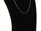 gros plan d'un collier sur un mannequin sur fond blanc