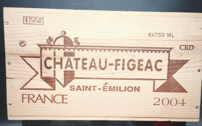 une caisse en bois sur laquelle est accrochée une pancarte indiquant « Château - Figeac »