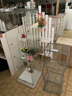une vitrine en verre contenant des fleurs, dans un magasin